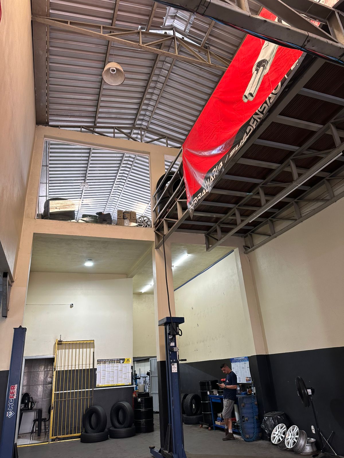 Elevador automotivo na oficina da Caetano Auto Center